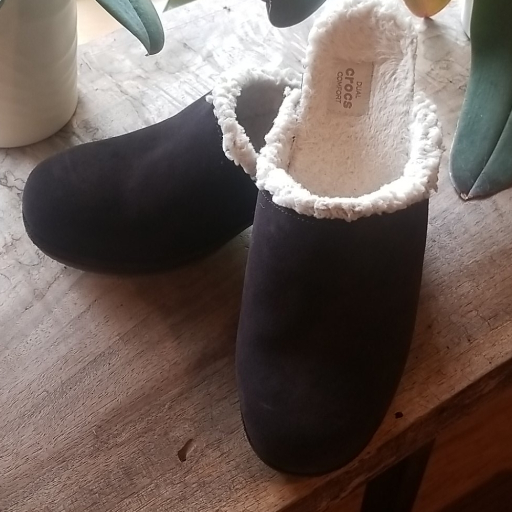 EUC --Crocs fleece-lined women sz 9